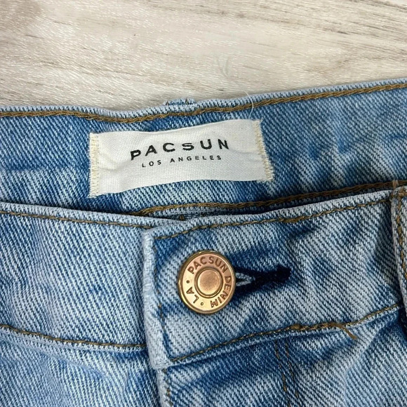 Women’s PACSUN Boyfriend Cutoff Light Wash Distressed Denim Shorts / Size 28 - Picture 4 of 5